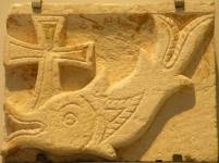· Arte Paleocristiano · Paleochristian art · Relieve representando un pez y una cruz · Caliza Copta · Cementerio de Armant, Egipto · s. IV-V d. JC. · Arte Paleocristiano · Paleochristian art · Relieve representando un pez y una cruz · Caliza Copta · Cementerio de Armant, Egipto · s. IV-V d. JC.