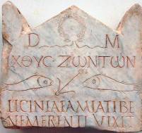 · Arte Paleocristiano · Paleochristian art · ΙΧΘΥC ΖΩΝΤΩΝ · Ichthys Zonton · “Pez de los que viven” · Peces y ancla en mármol · · Estela funeraria de Licinia Amias · s. III d. JC. · Entorno de la Necrópolis Vaticana · Termas de Diocleciano