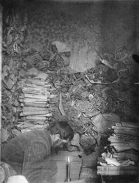 · Cristianismo Primitivo en China · Early Christianity in China · Paul Pelliot revisando los documentos de la · Cristianismo Primitivo en China · Early Christianity in China · Paul Pelliot revisando los documentos de la